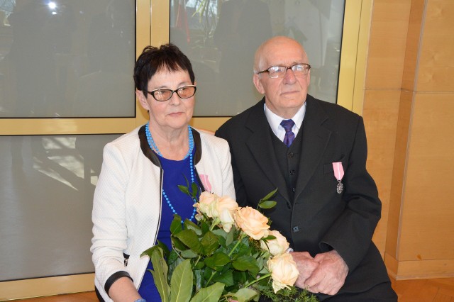 Dziś w urzędzie gminy w Chojnicach państwo Zofia i Leon Meggerowie odebrali medale od prezydenta na swoją małżeńską pięćdziesiątkę.>> Najświeższe informacje z regionu, zdjęcia, wideo tylko na www.pomorska.pl 