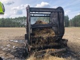Pożar maszyny rolniczej między miejscowościami Drzewice i Struga. Strażacy chwalą postawę rolnika