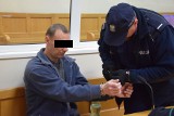 Częstochowa. Oskarżony o zabicie dwóch kobiet w Gruszewni zasiadł na ławie oskarżonych, jednak proces ruszy dopiero w Mikołajki 