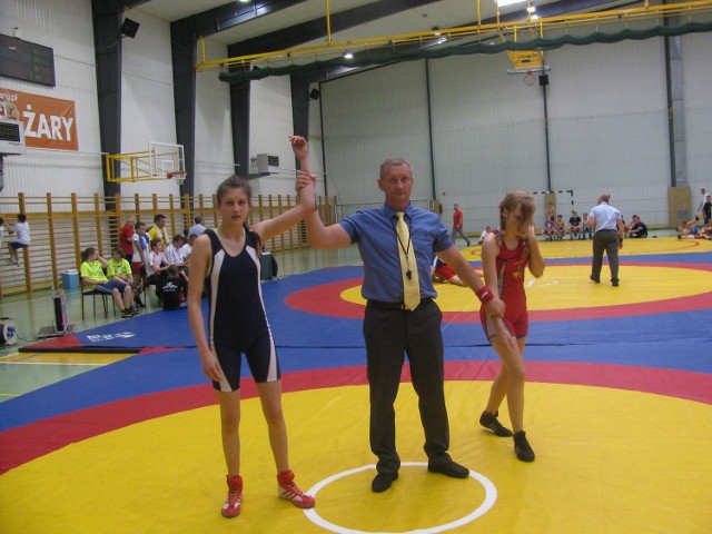Agata Kazimierczak (niebieski kostium) wygrywa w walce finałowej.