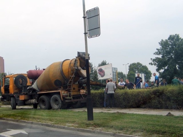 Pomnik powstaje na skwerze przy skrzyżowaniu ulic Sienkiewicza i Sikorskiego, jednym z głównych skrzyżowań Tarnobrzega.