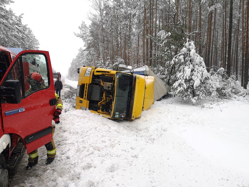 Wypadek na DK 50 pomiędzy Ostrowią Mazowiecką a Brokiem. 2.04.2022 ciężarówka wpadła do rowu. Zdjęcia