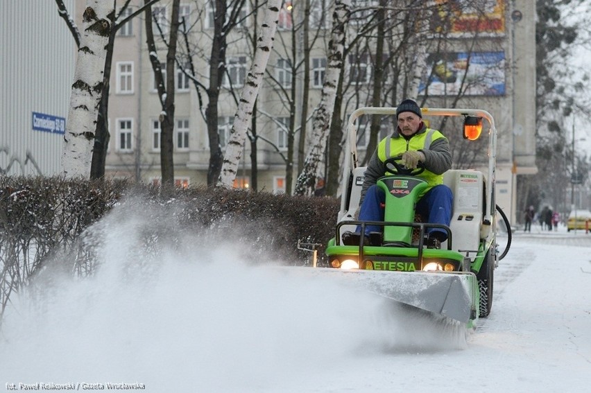 Zima we Wrocławiu. Śnieg i mróz utrudniają życie pieszym oraz kierowcom [FOTO, MAPA]