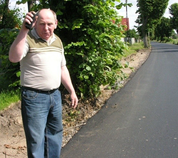 - Zrobili "autostradę&#8221; przez wieś, a mieszkańcom każą chodzić koło pędzących samochodów - denerwuje się Henryk Owsiak z Myśliborzyc.