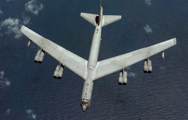 B-52 Stratofortress jest zbyt ciężki, by wylądować w Radomiu.