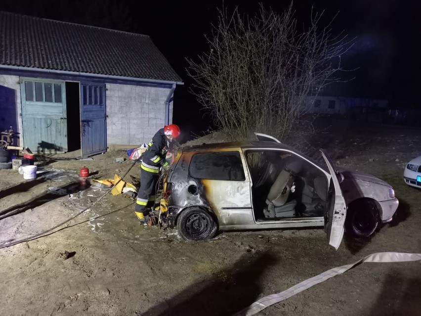 Gmina Nagłowice. Samochód osobowy spłonął niemal doszczętnie. Strażacy ocalili garaż i kombajn