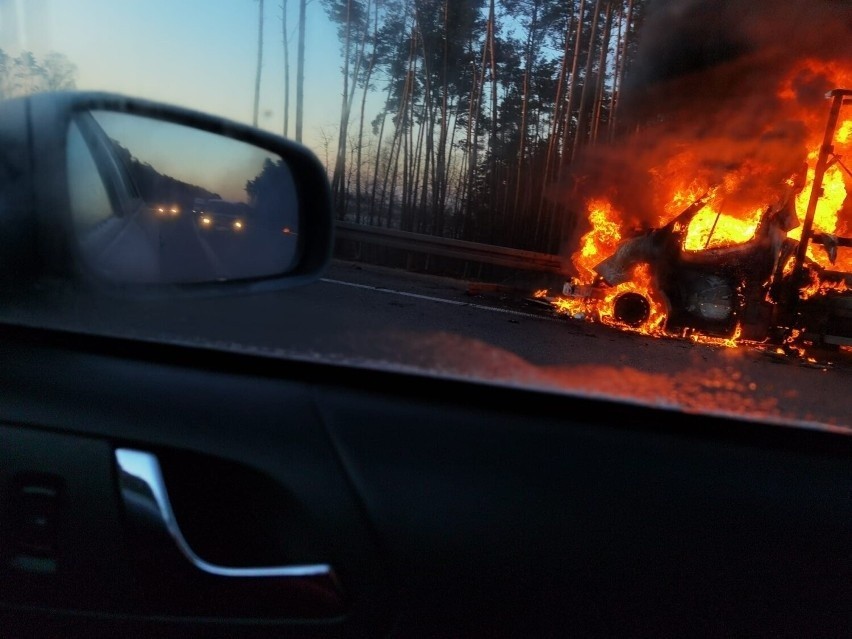 Pożar samochodu na S8 niedaleko Sycowa 28.02.2022