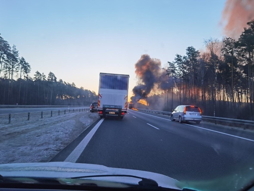 Pożar samochodu na S8 niedaleko Sycowa 28.02.2022