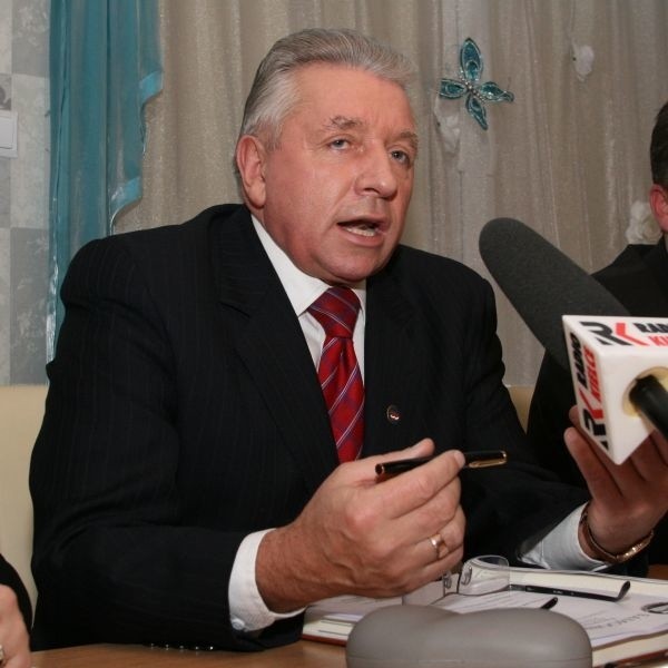 Andrzej Lepper oznajmił w czwartek w Kielcach, że były poseł Józef Cepil nie jest szefem związku zawodowego Samoobrona w Świętokrzyskiem.