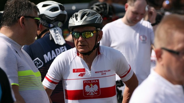 Roman Pląsek, który do zeszłorocznego złota w tym roku dorzucił srebro mistrzostw kraju masters, pomimo ponad 80 lat na karku nie wyobraża sobie życia bez roweru