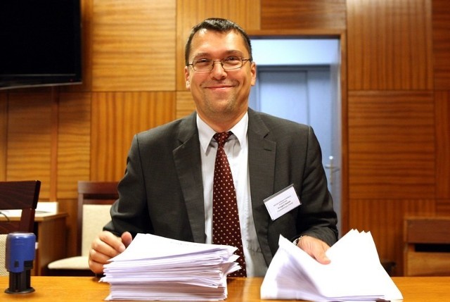 Na zdjęciu szef miejskiej komisji wyborczej w Szczecinie, sędzia Grzegorz Kasicki. W związku z awarią systemu czeka go dziś mniej pracy.