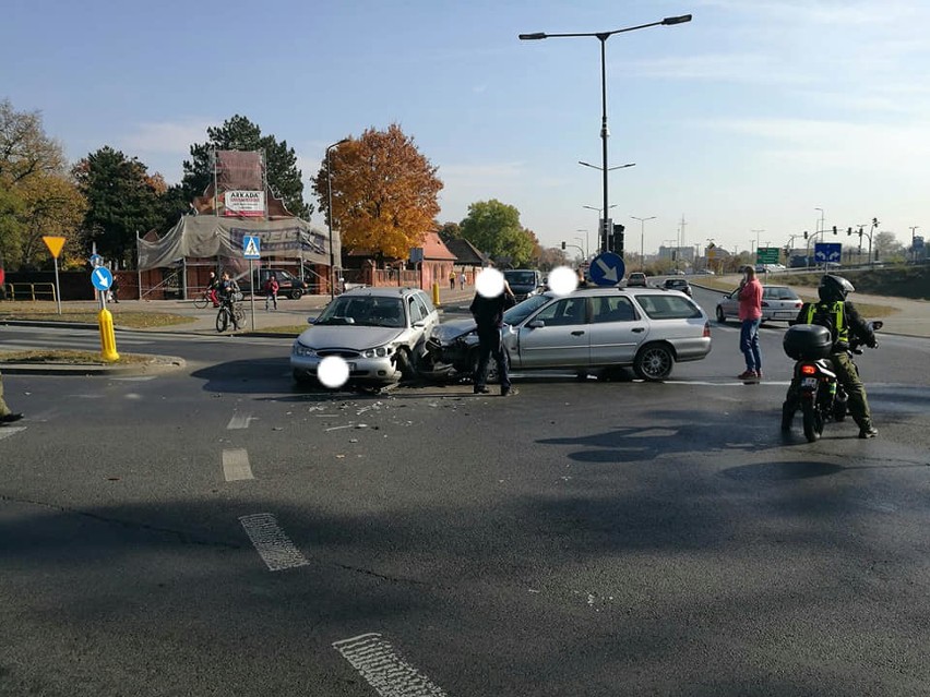 Przed godziną 13 doszło do zderzenia dwóch aut na...