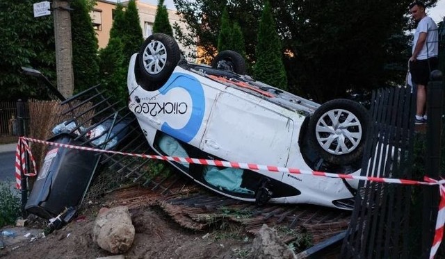 W czerwcu ubiegłego roku 18-letni kierowca na ulicy Szamotulskiej rozbił samochód hybrydowy wypożyczony na minuty. Okazało się, że prawo jazdy miał od dwóch miesięcy.