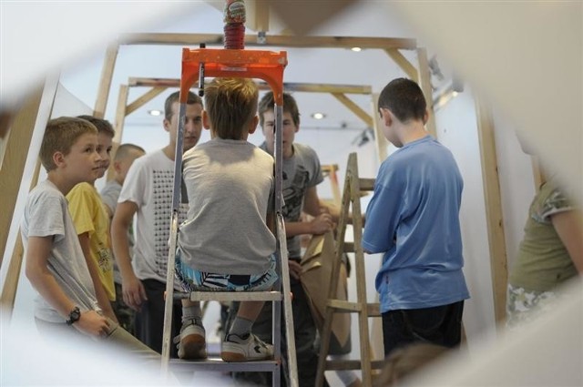 Dzieci budują piracką lódL podwodną w Galerii Sztuki Wspólczesnej w Opolu.