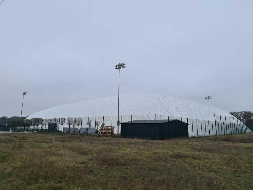 Nowe zadaszenie nad boiskiem na Skarpie