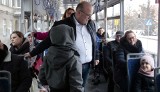 Prezydent Grudziądza o sprawach miasta rozmawiał z pasażerami tramwaju. Zobacz zdjęcia