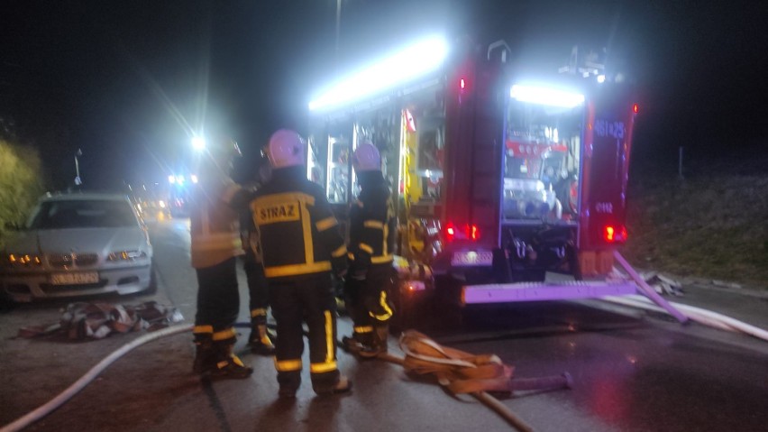 W Lesku spalił się dom oraz garaż i dwa samochody. W akcji 6 jednostek strażaków z PSP i OSP [ZDJĘCIA]