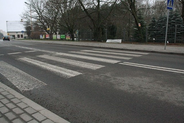 Na wysokości sądu na ul. Młyńskiej w Międzyrzeczu namalowano przejście dla pieszych, ale nie obniżono krawężników.