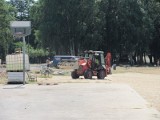 Koparka jeździ po plaży, czyli remont pabianickiego Lewitynu. W przyszłym roku będzie tu też wodny plac zabaw