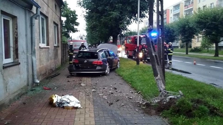 Wypadek na Zgierskiej w Konstantynowie. Samochód uderzył w budynek [ZDJĘCIA]