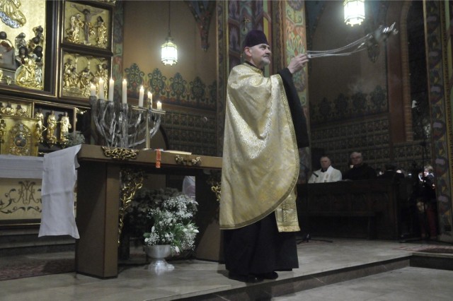 W sobotę wieczorem rozpoczęła się liturgia zmartwychwstania. Celebrował ją proboszcz parafii prawosławnej o. Paweł Minajew z towarzyszeniem chóru pod dyrekcją Miłosza Firleja