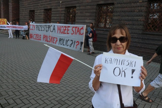 We wtorek wieczorem kilku manifestantów i kontrmanifestantka pojawiło się na spontanicznym proteście. „Obywatele RP” zwracali uwagę na bezprawne, jak twierdzą, ułaskawienie ministra spraw wewnętrznych i administracji Mariusza Kamińskiego.