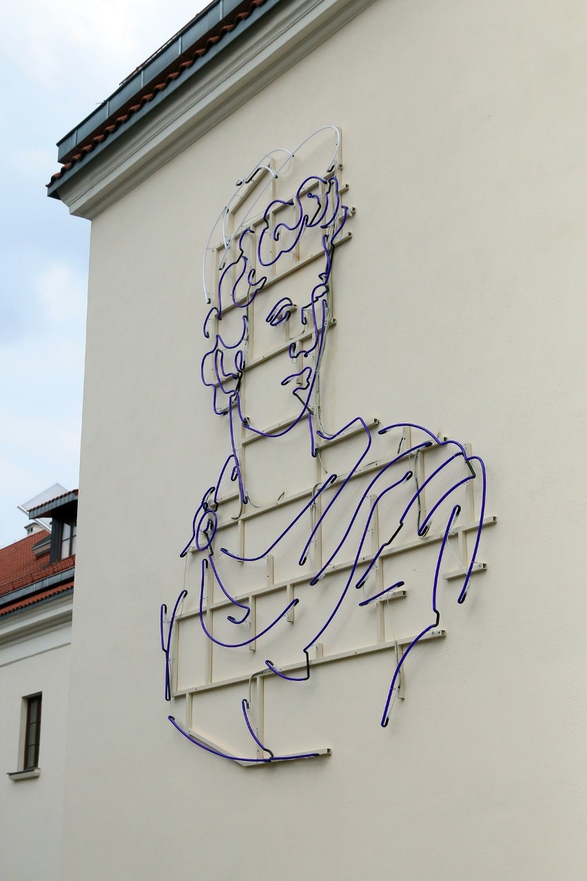 Neonowy Apollo zagościł przy ul. Peowiaków w Lublinie. Zobacz zdjęcia