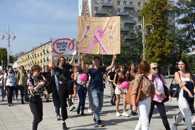 Marsz Różowej Wstążki przeszedł ulicami CzęstochowyZobacz kolejne zdjęcia. Przesuwaj zdjęcia w prawo - naciśnij strzałkę lub przycisk NASTĘPNE