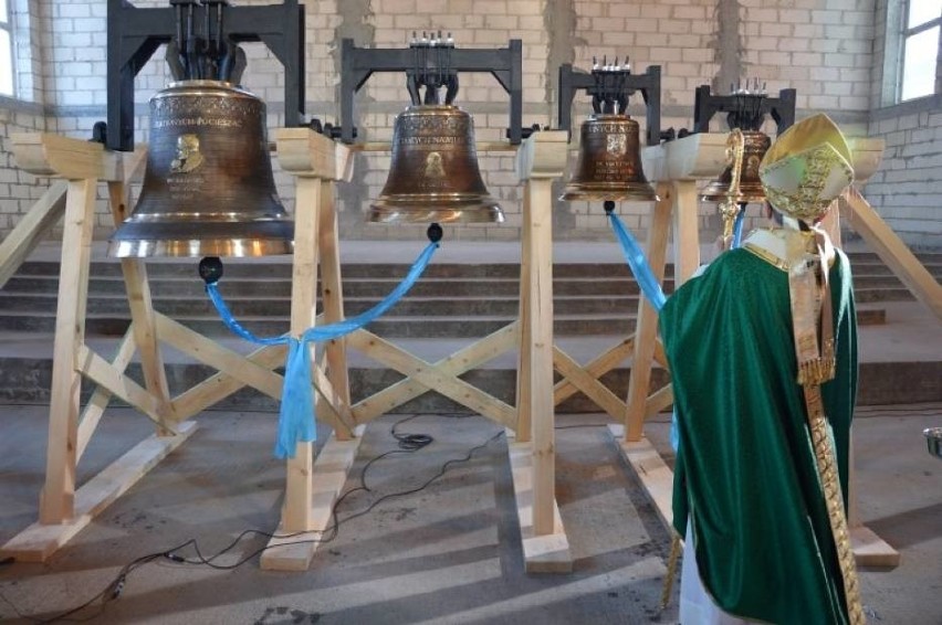 Abp Głódź poświęcił dzwony w parafii w Luzinie [ZDJĘCIA, WIDEO]