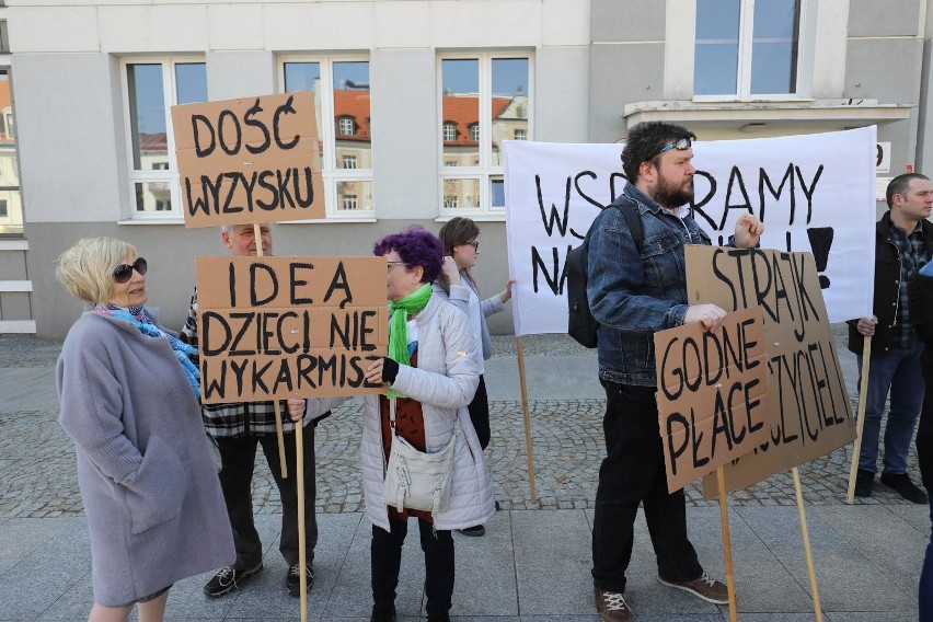 Strajk nauczycieli 2019 w Białymstoku. Białostoczanie...