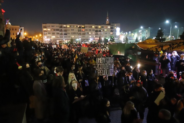 Strajk kobiet w Dąbrowie Górniczej. 31 października spacer ulicami miasta zgromadził kilka tysięcy osób Zobacz kolejne zdjęcia. Przesuwaj zdjęcia w prawo - naciśnij strzałkę lub przycisk NASTĘPNE