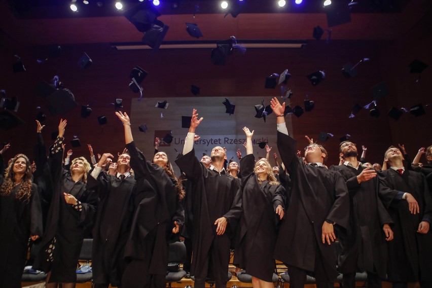 Pierwsi absolwenci medycyny UR odebrali swoje dyplomy.