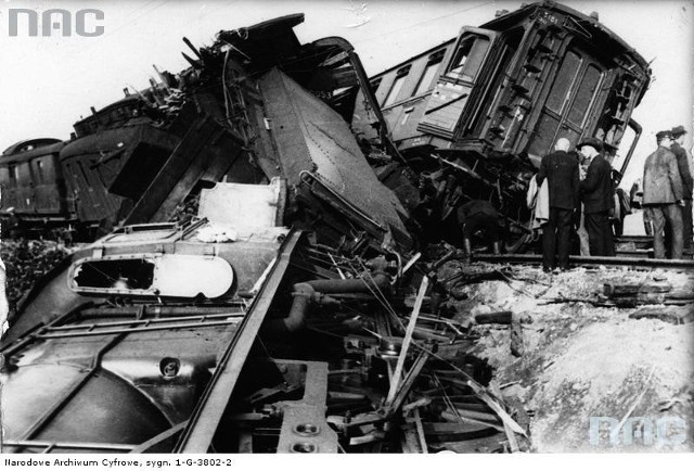 Dzisiaj przybliżymy katastrofę kolejową w Baciutach z 1931 roku. Zginęło w niej sześć osób. Zdjęcia pochodzą z Narodowego Archiwum Cyfrowego.7 sierpnia 1931 roku około godziny 4 (niektórzy twierdzą, że było to kilka minut po godzinie 3) w Baciutach miała miejsce katastrofa kolejowa. Zginęło w niej sześć osób.Na zdjęciu rozbita węglarka i wagon pocztowy.