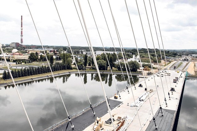 Budowa mostu dobiega końca. Już na przełomie września i października kierowcy przejadą nim z osiedla Załęże bezpośrednio na Staromieście, co zmniejszy korki w ścisłym centrum miasta.