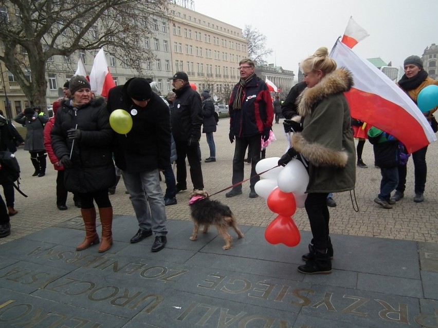 KOD apelował o przytulanie się na placu Wolności