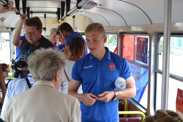 Piłkarze Rakowa promowali klub w tramwaju MPK [ZDJĘCIA]