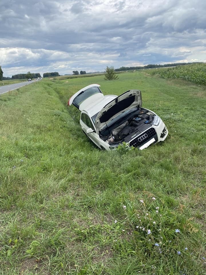 Wypadek w Gniazdowie na DW 677. 9.08.2023 samochód wypadł z drogi, zakończył jazdę w przydrożnym rowie