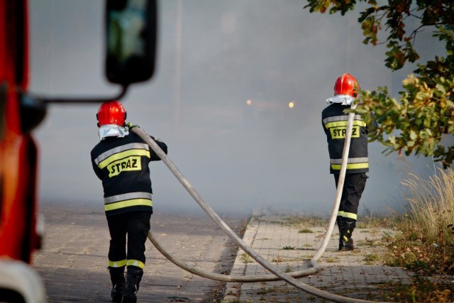 Nocna akcja na wysypisku w Służewie w powiecie aleksandrowskim. Paliła się hałda o wymiarach 20x20x6m przed sortownią odpadów. Nie było płomieni, jednak z wnętrza wydobywał się gęsty dym. Działania strażaków utrudniał brak zasilania wodnego. Na miejscu działało 7 zastępów straży pożarnej.