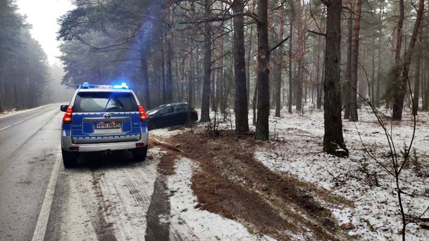 Wypadek w Prabutach. Kierująca peugeotem wpadła w poślizg. 30.12.2021