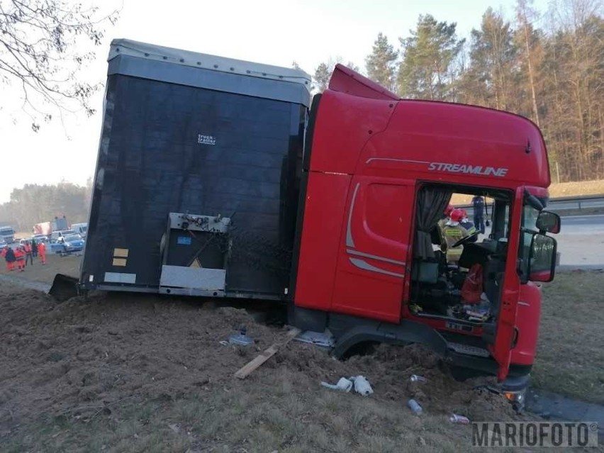 Wypadek na autostradzie. Zderzyły się dwie ciężarówki. Ruch odbywa się jedną nitką. Część aut jedzie przez Opole. Są ogromne korki  