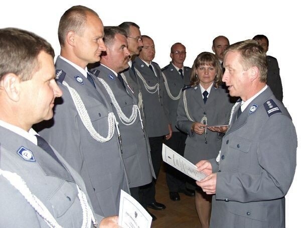 Pierwszy zastępca komendanta podkarpackiej policji, inspektor Józef Gdański wręcza nominacje na wyższe stopnie zawodowe.