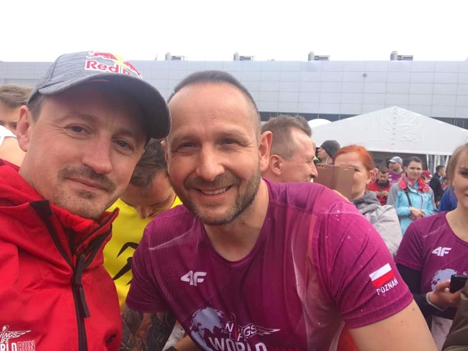 Marcin Szymański na biegu Wings for Life. Gonił go samochód prowadzony  przez Adama Małysza [ZDJĘCIA] | Echo Dnia Świętokrzyskie