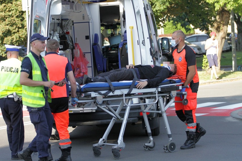 Wypadek w Tarnobrzegu. W zderzeniu z mercedesem ranny został 17-letni motocyklista (ZDJĘCIA)