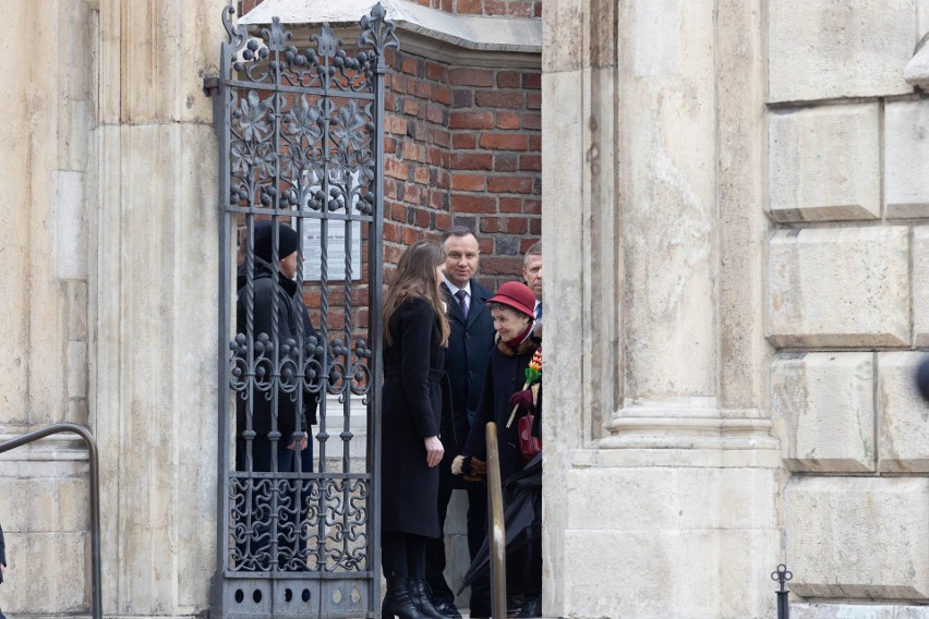 Kraków. Prezydent Andrzej Duda przyjechał na Wawel złożyć hołd ofiarom katastrofy smoleńskiej [ZDJĘCIA]