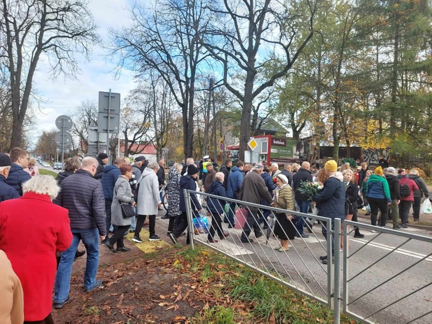 Ruch wokół cmentarzy w Kielcach coraz większy. Parkingi zapełnione, tworzą się korki