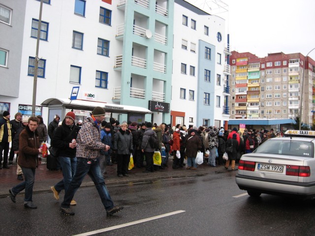 Tłum spod przeprawy  Bielików czeka na autobus na przeprawę karsiborską