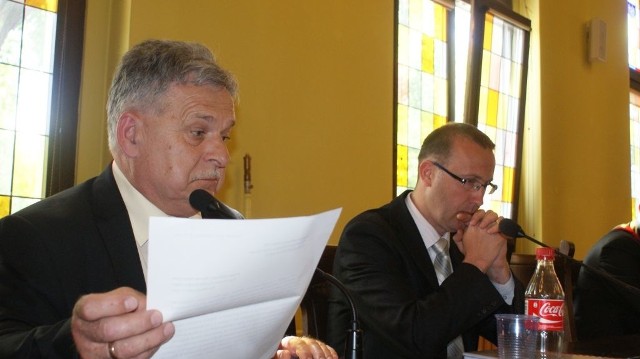 Radny Aleksander Mrówczyński (z lewej) domaga się, by zarząd informował radę rzetelnie.