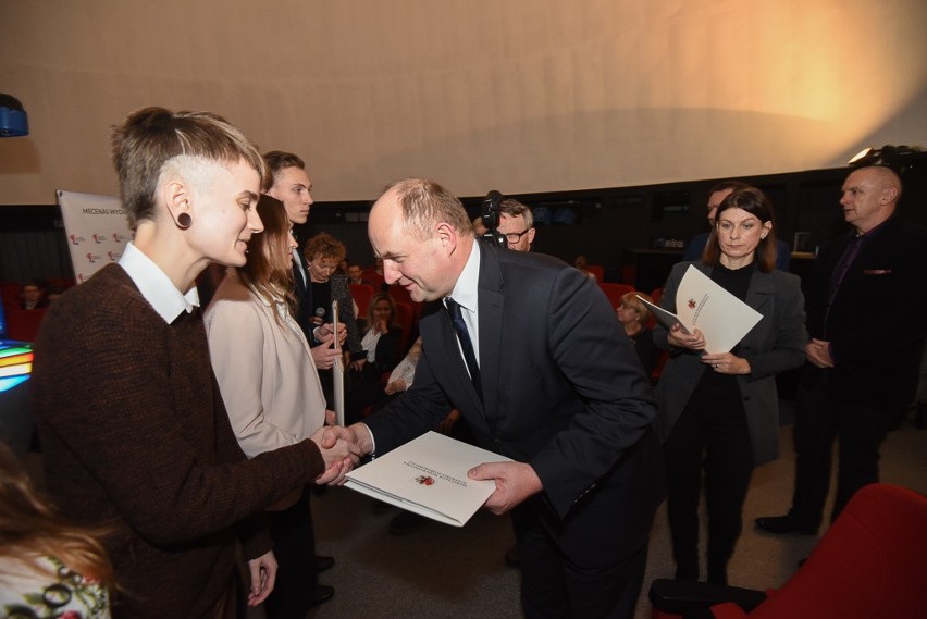 73 uczniom liceów i techników z regionu marszałek...