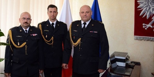 Nowy zastępca (w środku) z komendantem wojewódzkim Państwowej Straży Pożarnej brygadierem Adamem Czajką i komendantem powiatowym brygadierem Januszem Tasakiem.