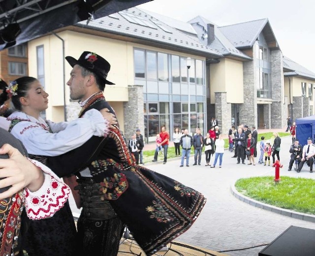 Podczas uroczystego otwarcia Centrum Kultury i Promocji Gminy zaprezentował się łososiński Zespół Regionalny Jakubkowianie